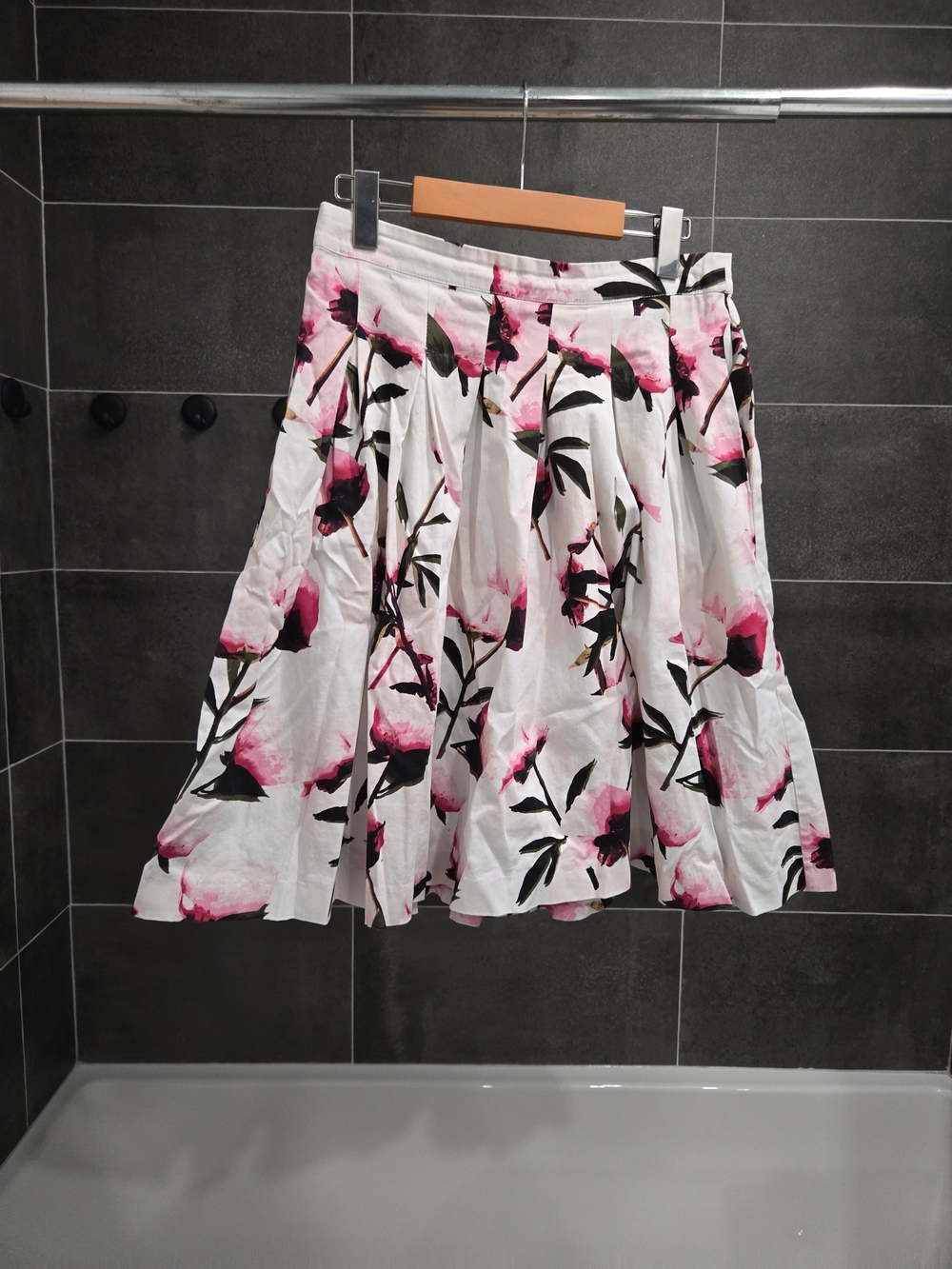 Floral Pleated A-Line Skirt in White and Pink